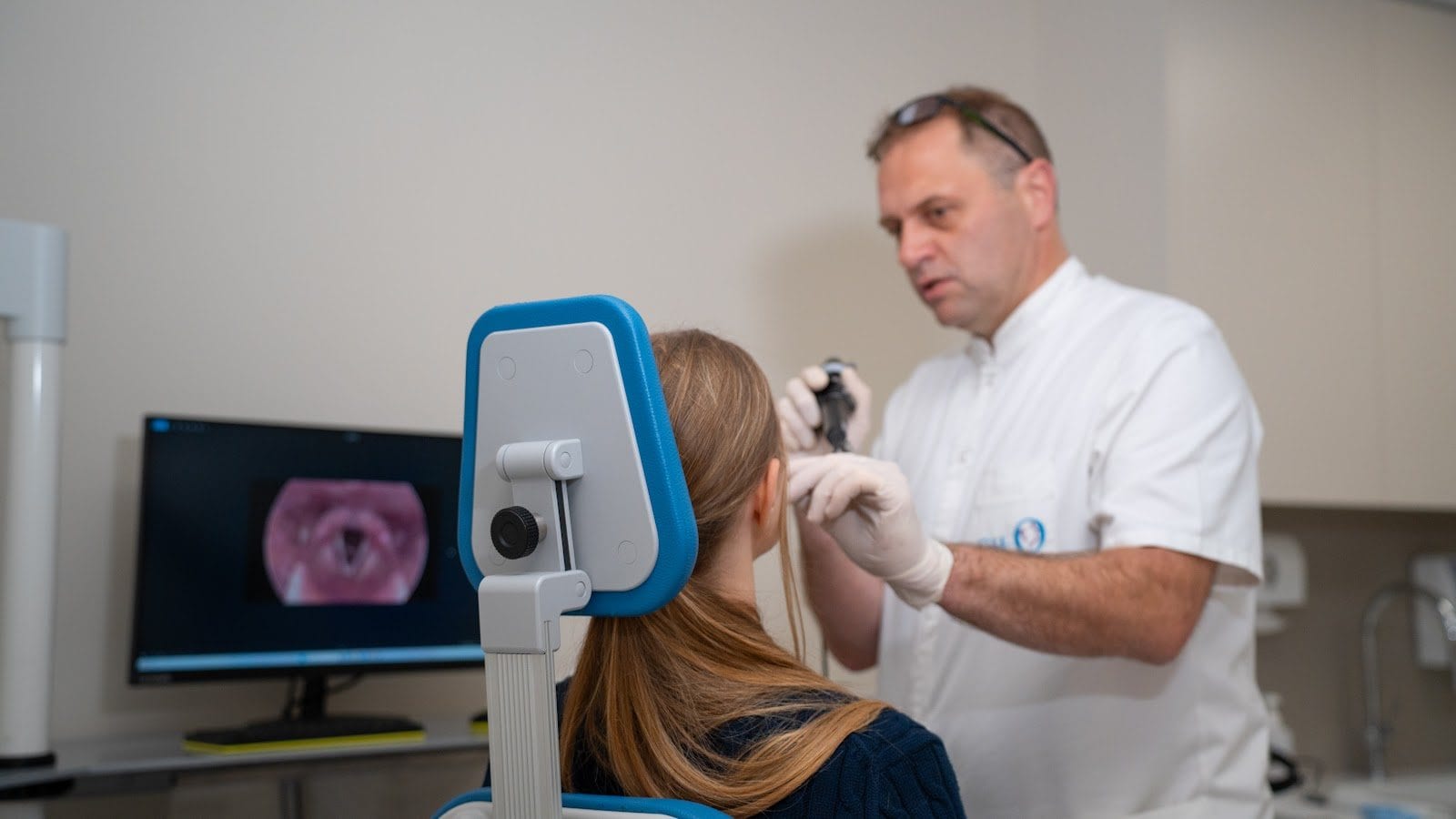 ORL specialist med endoskopskim pregledom pacientke v ambulanti GM-O